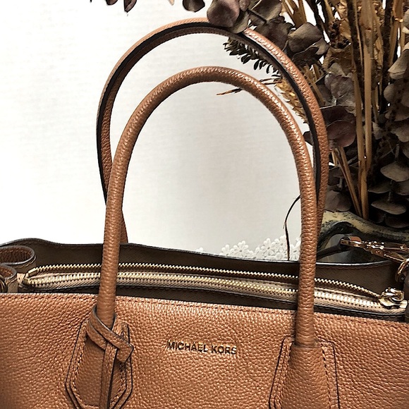 SOLD Like New Michael Kors Saffiano Leather Handbag - Picture 4 of 14